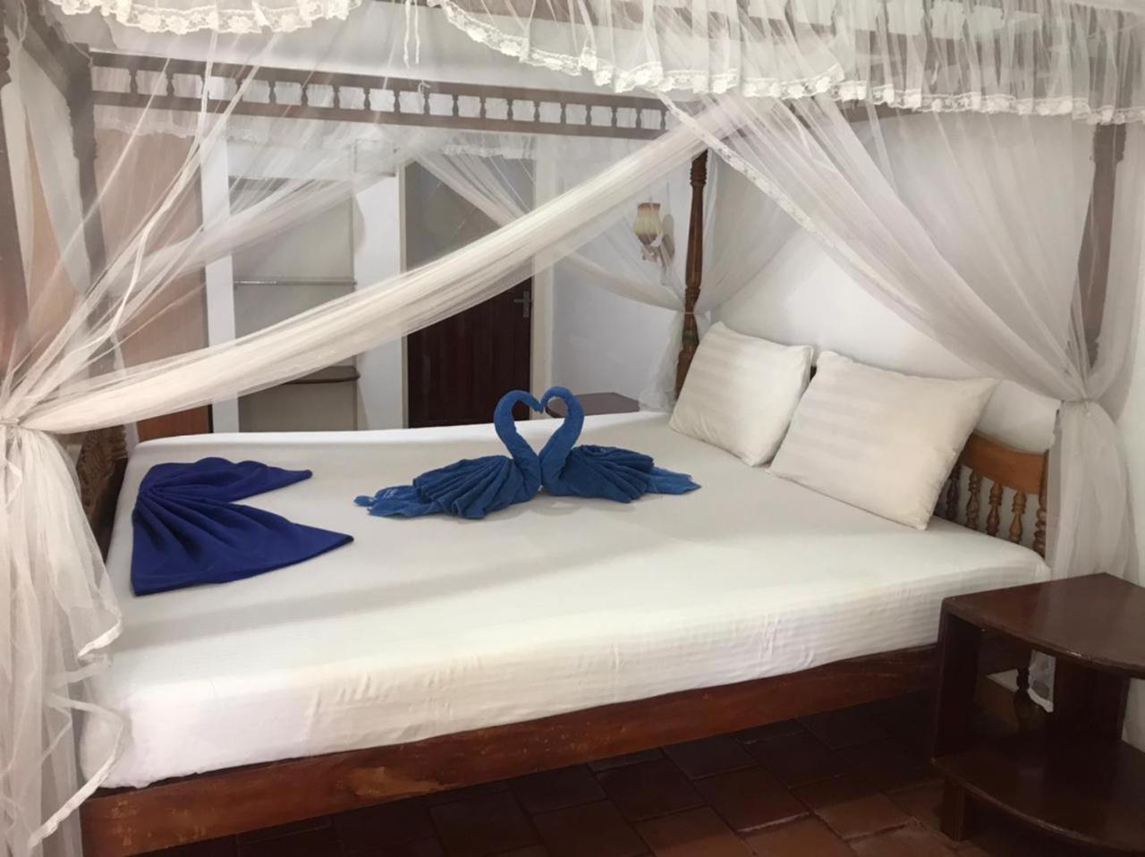 Avin Beach Villa Unawatuna Room photo