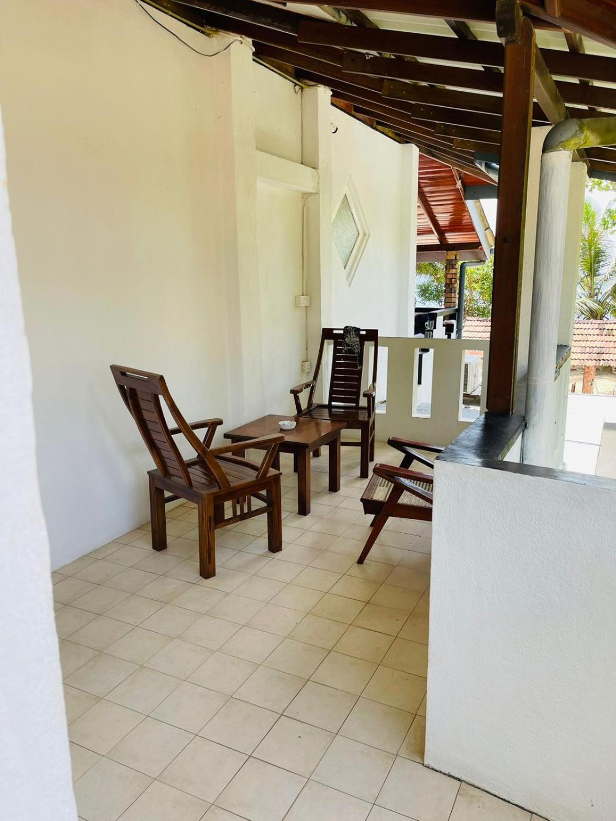 Avin Beach Villa Unawatuna Room photo