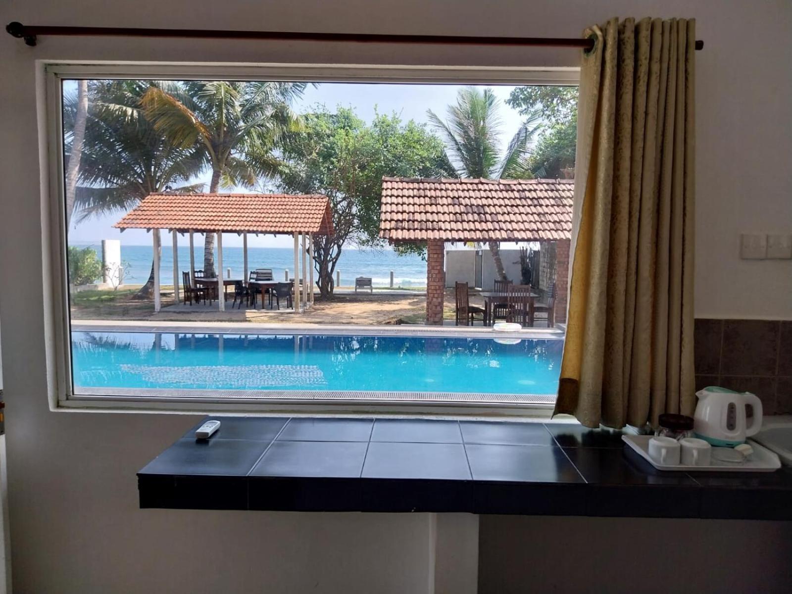 Avin Beach Villa Unawatuna Room photo